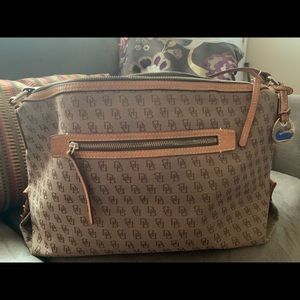 Large Dooney Bag.  Barely Used.  $100.  💕🥰